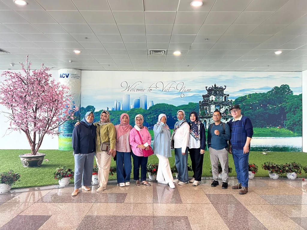 peserta tour open trip vietnam dari jakarta landing bandara