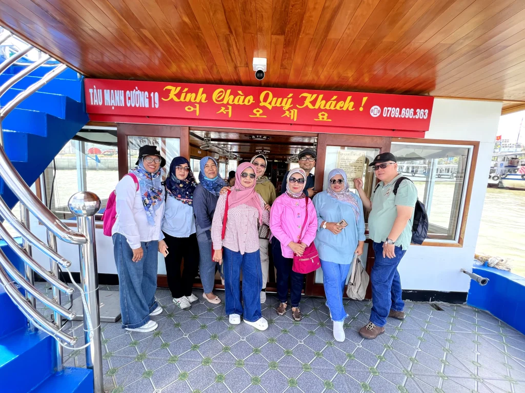 wisatawan menikmati perjalanan di halong bay