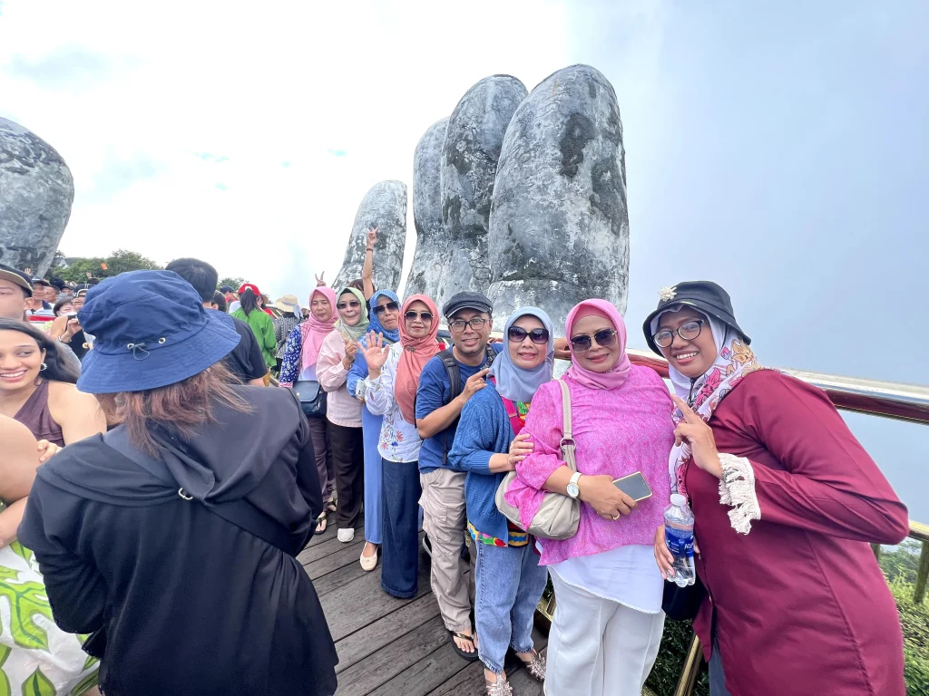Kemegahan Golden Bridge di Ba Na Hills, Da Nang, ikon pariwisata modern Vietnam Tengah yang memukau dunia.