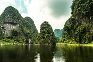 Kapal pesiar mewah berlayar melintasi perairan tenang dan bersih di Bai Tu Long Bay, Vietnam Utara.