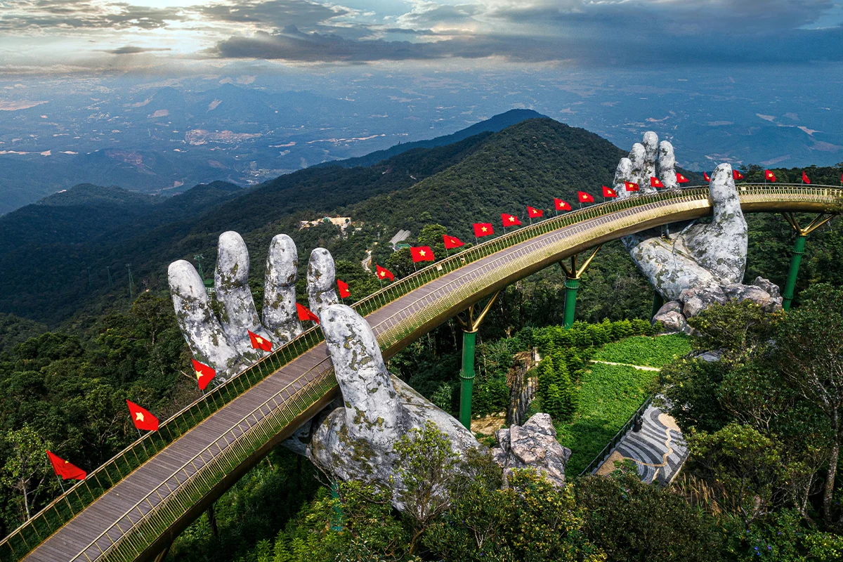 golden hand bridge | Tour Vietnam. Golden Bridge di Da Nang, destinasi wajib untuk itinerary private trip Vietnam 1 day.