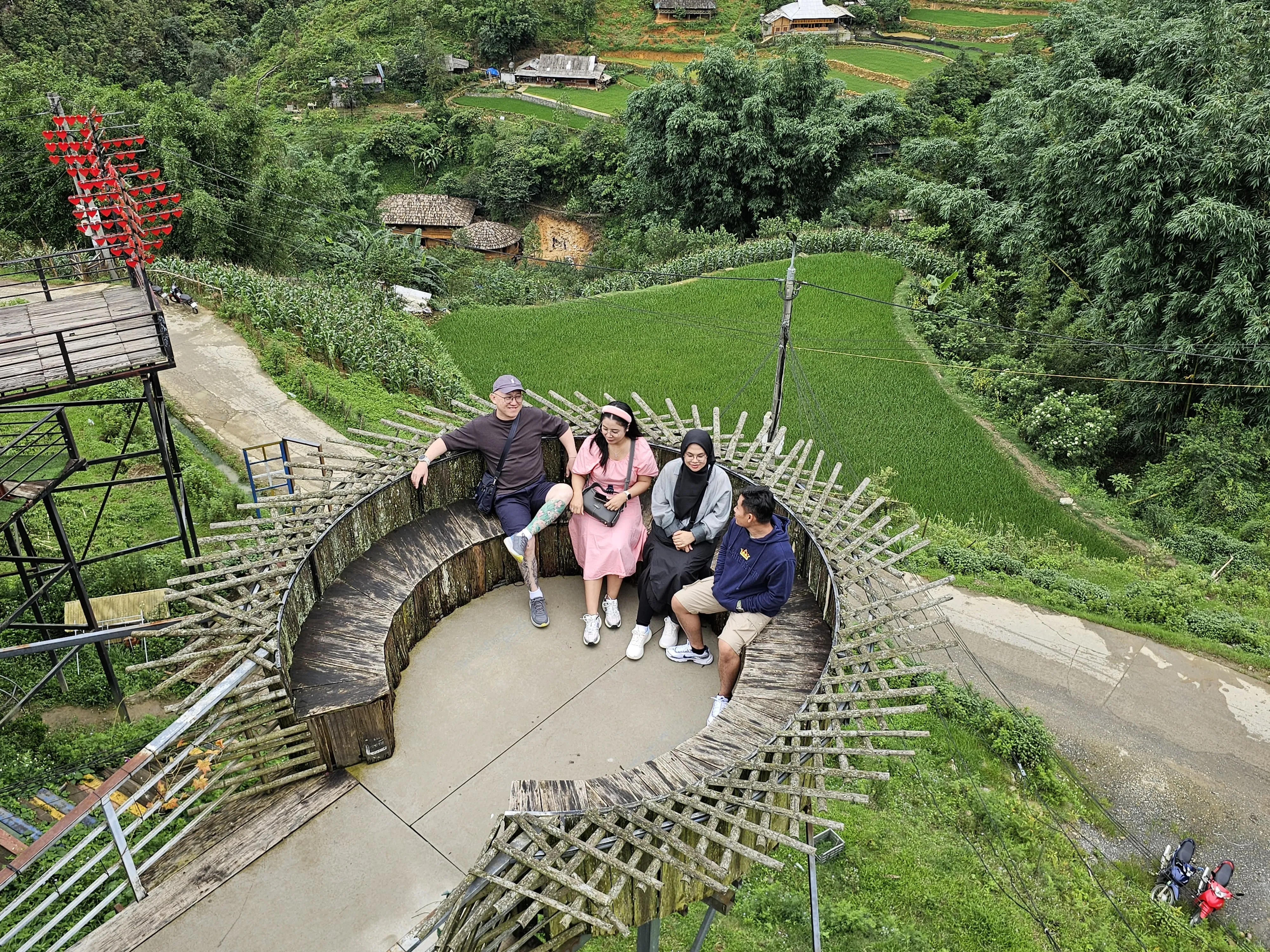 salah satu spot foto di cat cat village yang tempak hijau