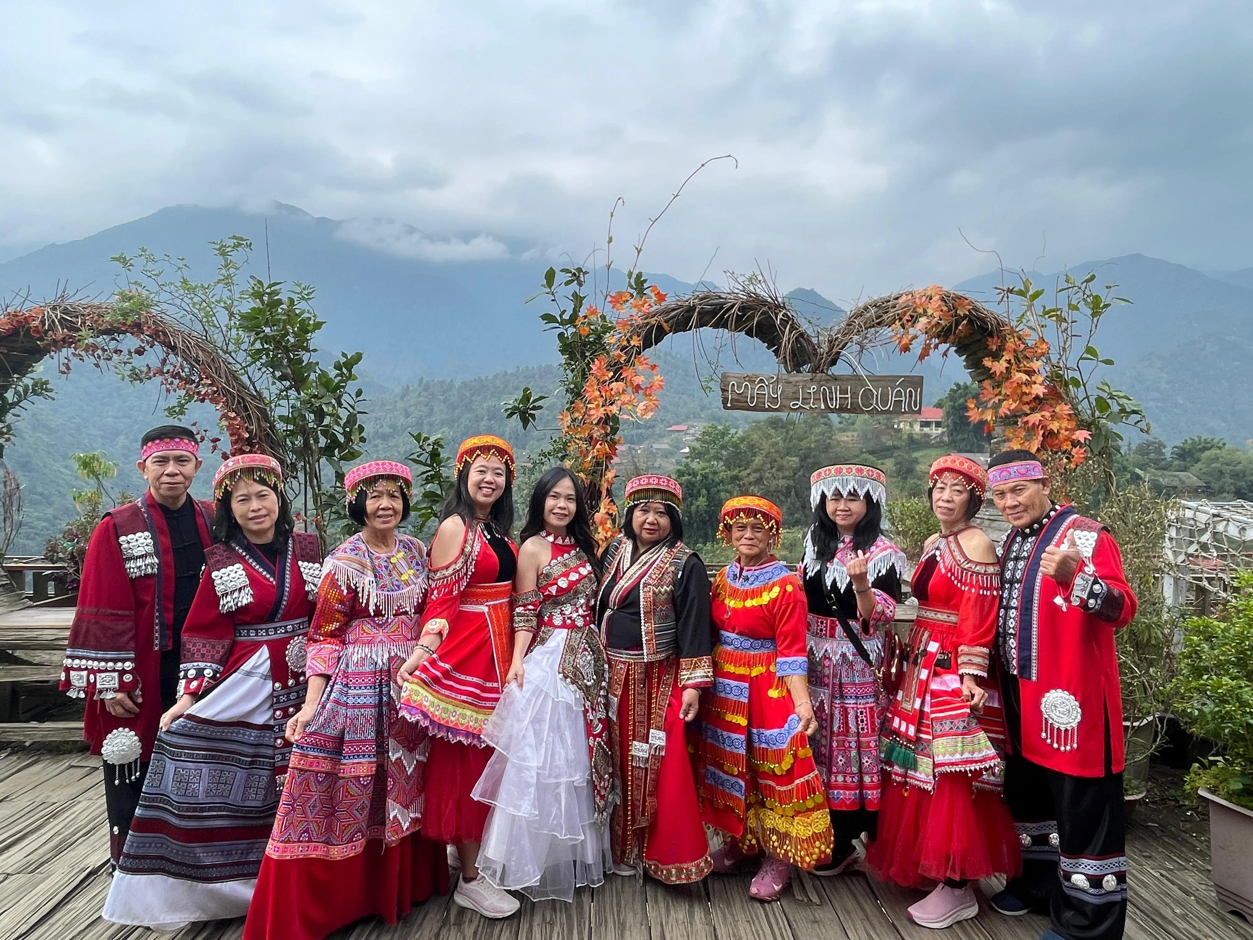 wisatawan memakai pakaian tradisional cat cat village