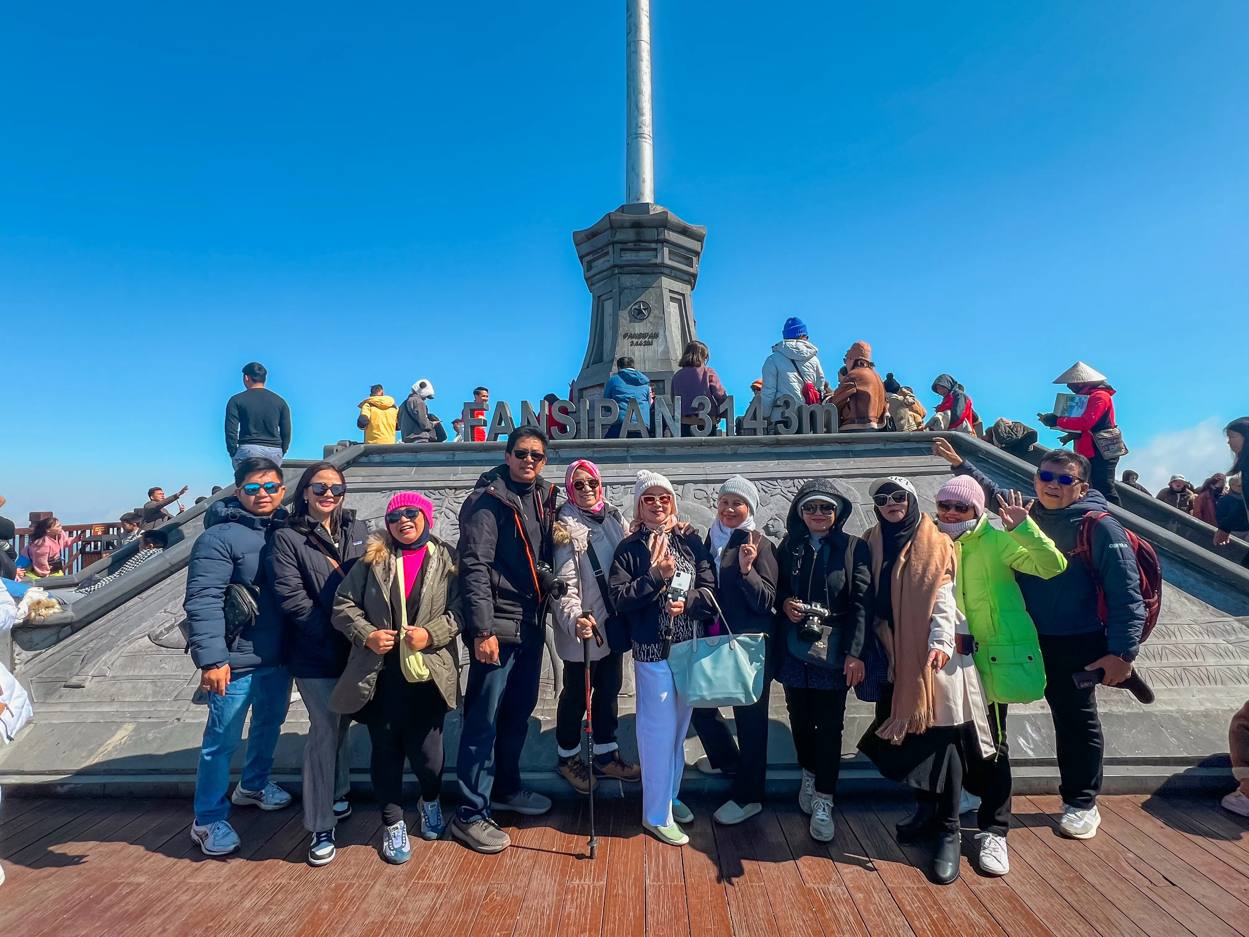 Liburan ke pegunungan Sapa dan menikmati kereta gantung menuju puncak Fansipan dalam paket tour Vietnam Utara.
