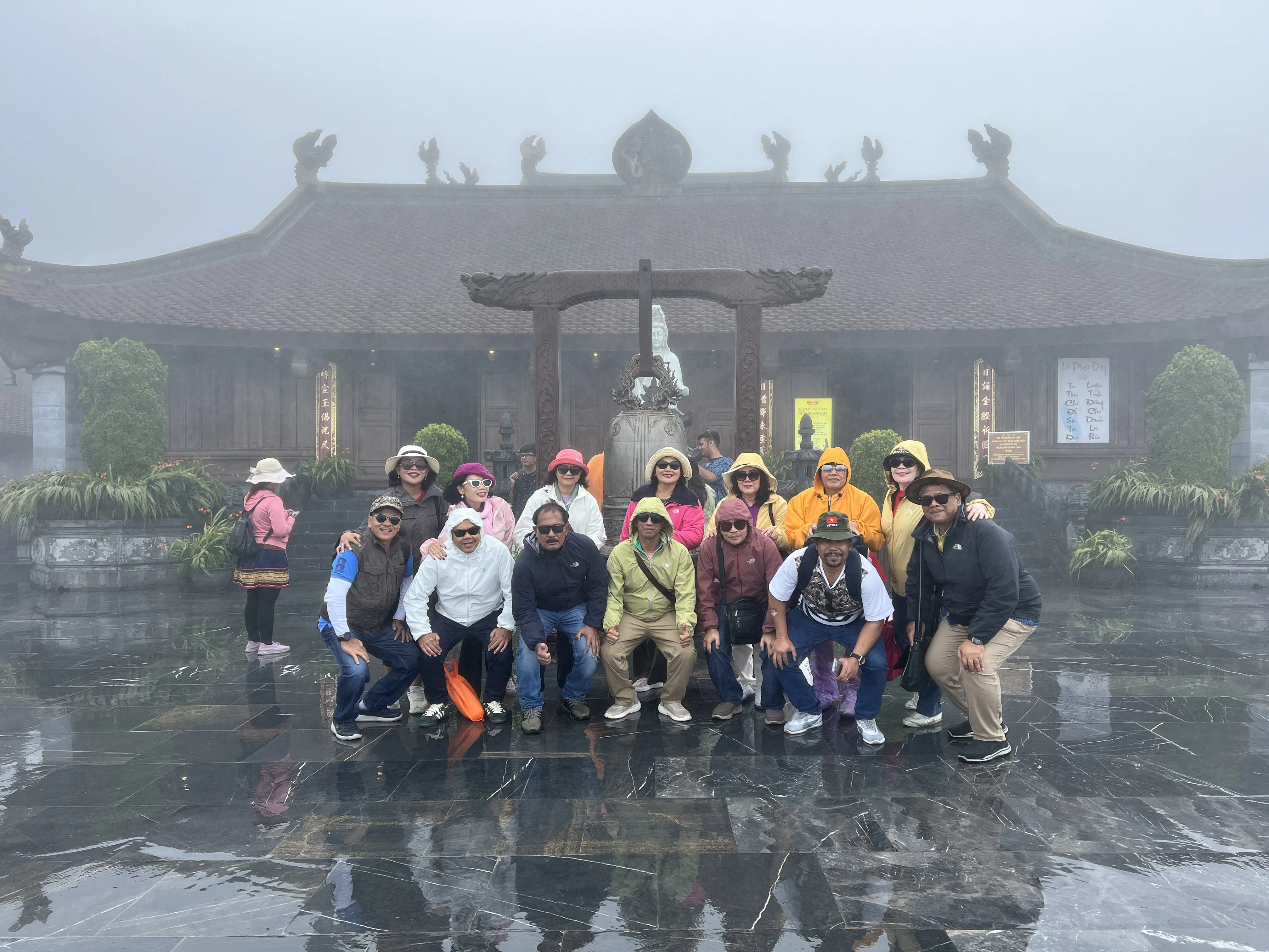 Suasana musim dingin dan atap rumah bersalju di desa wisata Sapa Vietnam Utara.