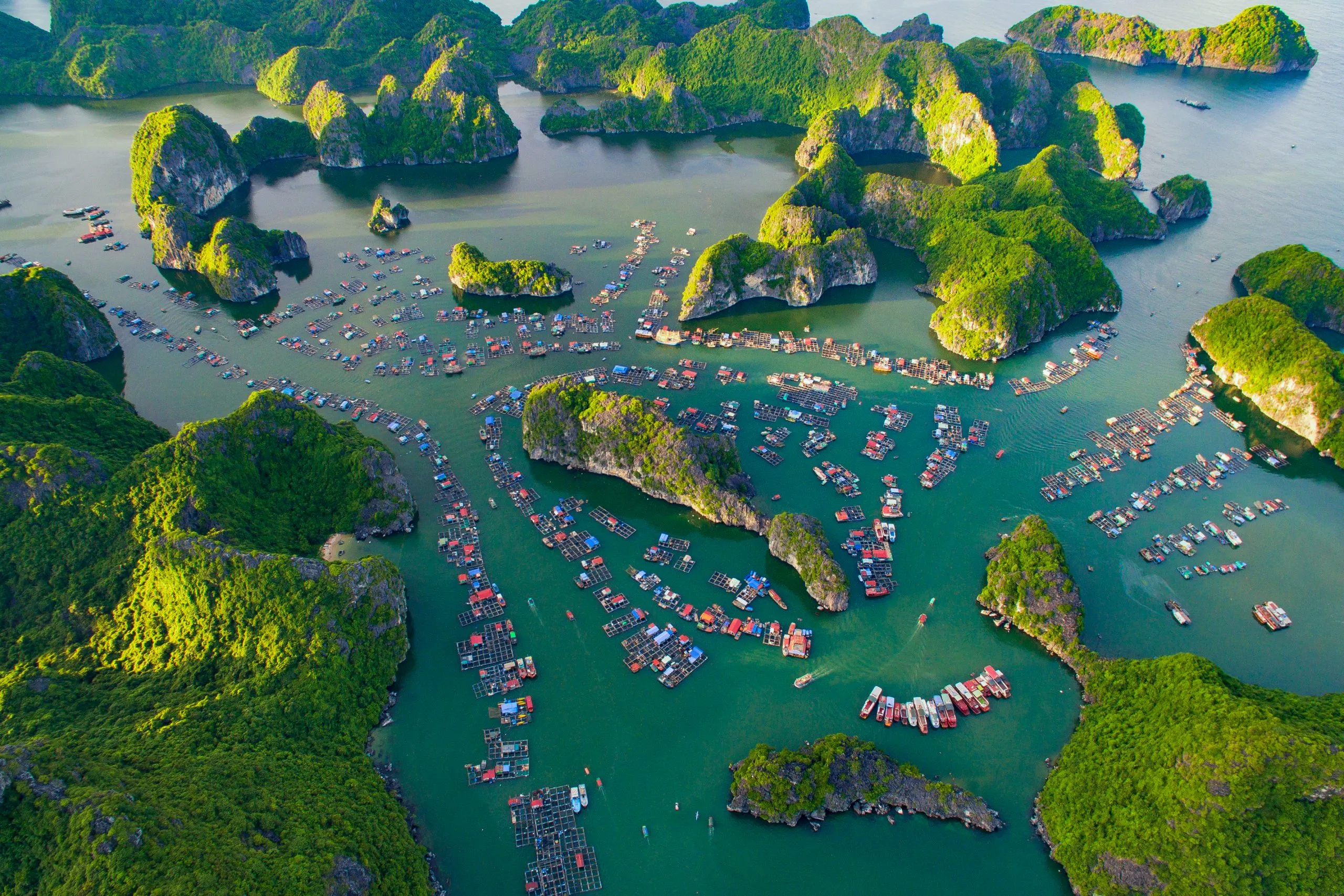 Ha Long. rekomendasi wisata vietnam. Nikmati keajaiban Halong Bay dan Sapa dalam paket open trip vietnam 5D4N.