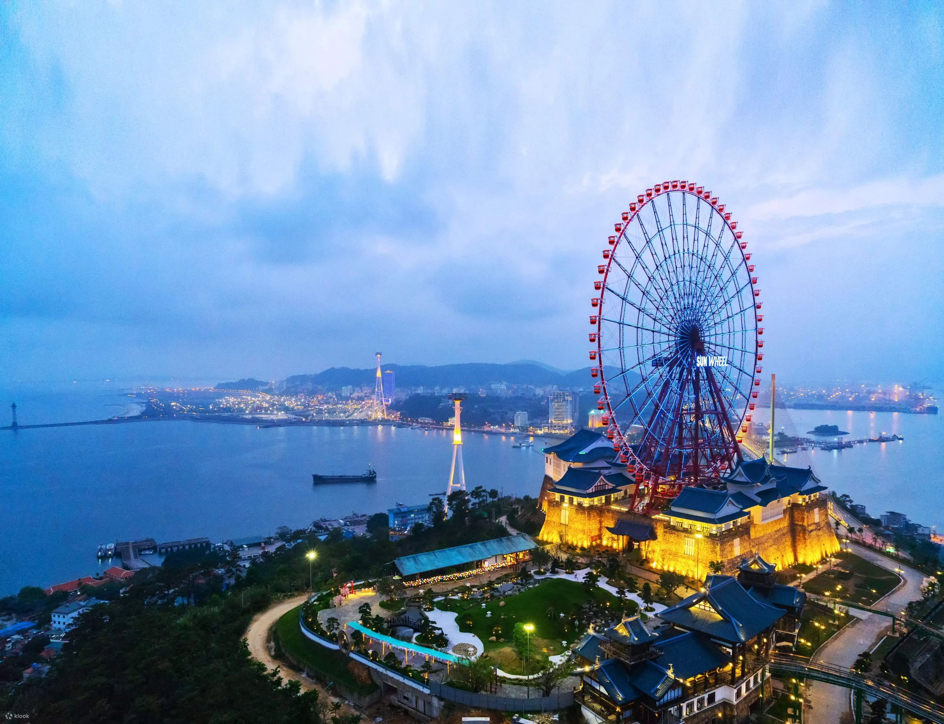 pemandangan indah saat petang di ba na hills, da nang vietnam