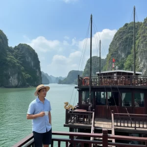 Ha long bay, salah satu destinasi itinerary tour Vietnam yang wajib dikunjungi