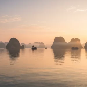 rekomendasi waktu liburan ke vietnam dengan open trip rute halong - sapa