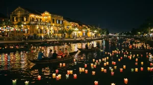 Festival Lampion Hoi An adalah salah satu festival budaya Vietnam yang paling fotogenik.