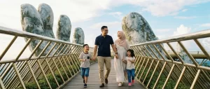 Keluarga bahagia menikmati itinerary keluarga Vietnam di Golden Bridge Da Nang.