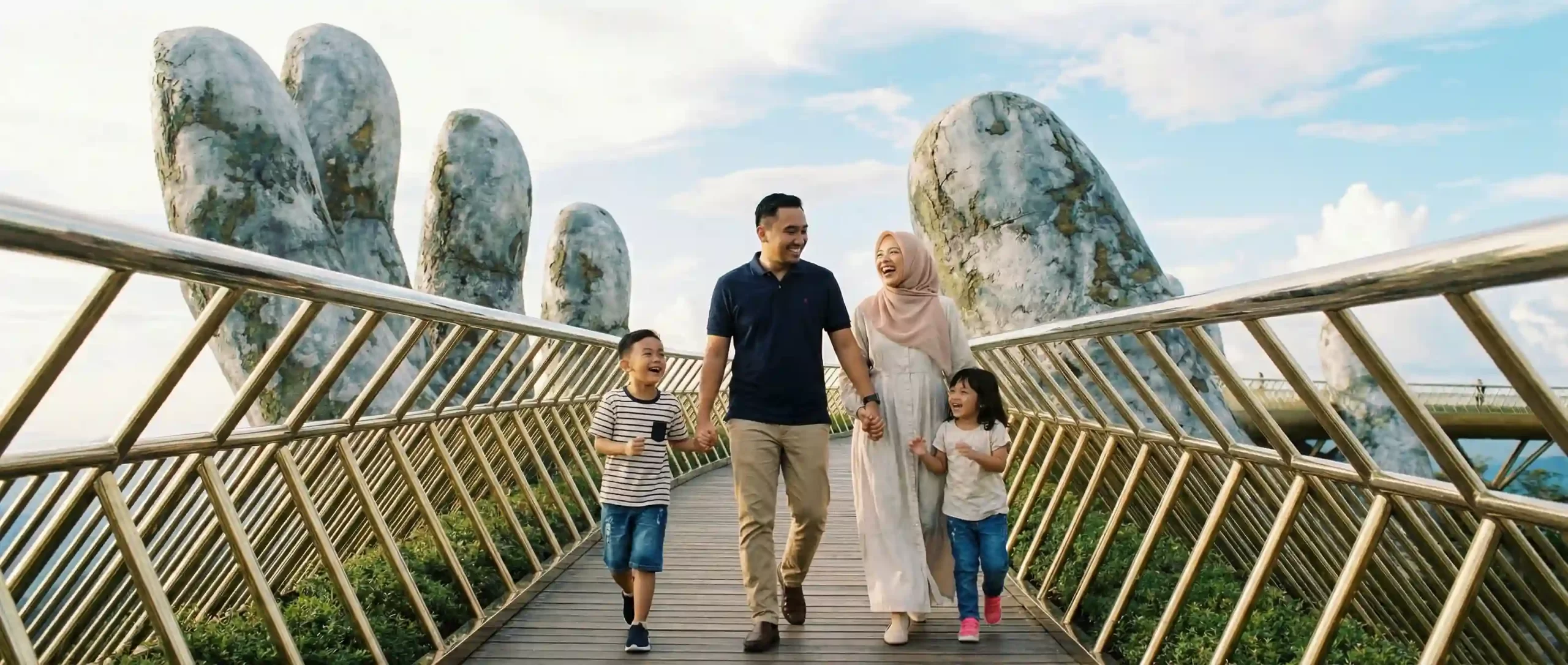 Keluarga bahagia menikmati itinerary keluarga Vietnam di Golden Bridge Da Nang.