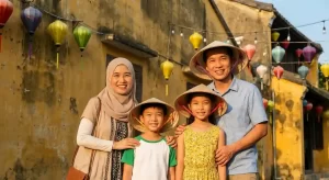 Keluarga bahagia menikmati wisata edukasi Vietnam di kota tua Hoi An