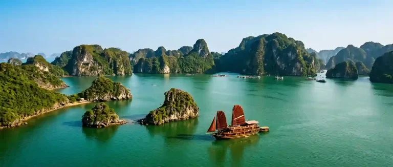 Pemandangan Ha Long Bay sebagai destinasi wisata alam Vietnam terbaik.