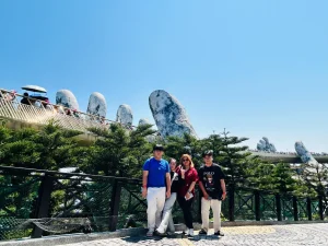 kon wisata Golden Bridge di Ba Na Hills yang wajib masuk dalam itinerary liburan ke Vietnam.