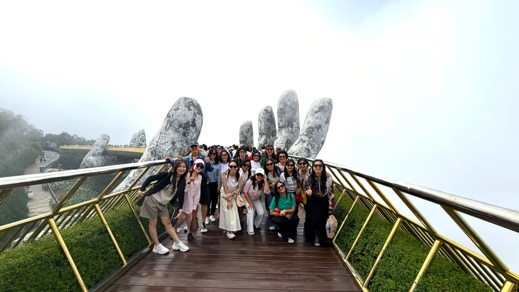 budget trip ke vietnam. Pemandangan Golden Bridge di Ba Na Hills, ikon wisata utama di Vietnam Tengah.