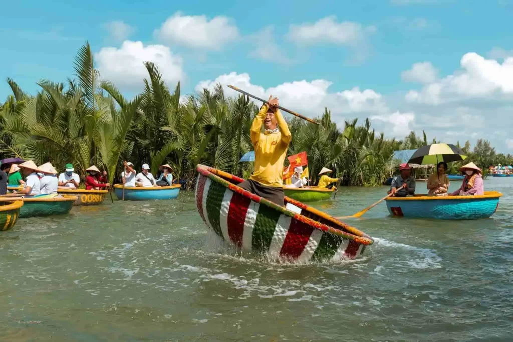 basket boat di dalam rangkaian open trip vietnam tengah