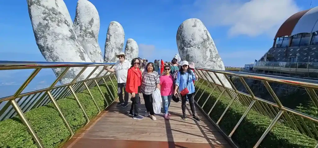 Wisatawan menikmati keindahan tempat wisata di Da Nang, Vietnam Tengah yang sangat ramah untuk pemula open trip Vietnam yang pertama kali kesini.