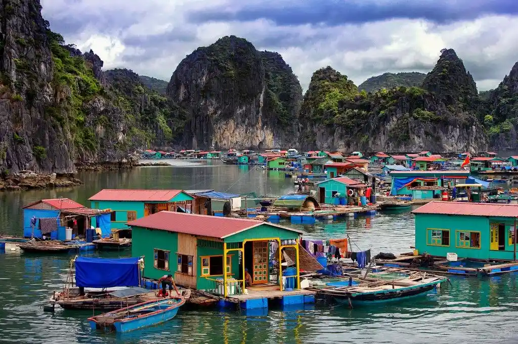 Vung Vieng Fishing Village 1, sumber: vinwonders. Mengunjungi desa nelayan Vung Vieng menggunakan perahu bambu tradisional di Bai Tu Long Bay.
