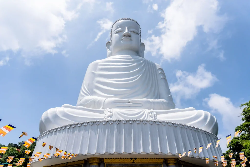 Kemegahan patung Buddha putih raksasa di Linh Ung Pagoda yang menambah nilai spiritual di kawasan Ba Na Hills.