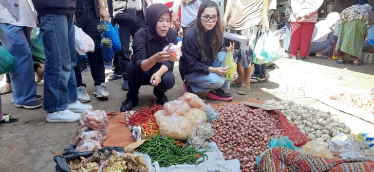 Sapa Masyarakat dan Pedagang di Pasar Kalangan Talang Kelapa, Fitrianti Borong Sayur Mayur Hingga Ikan Patin