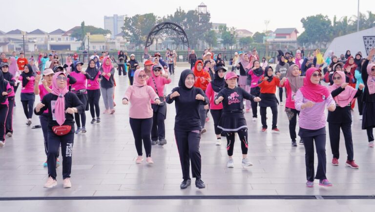 Cawako Palembang Fitrianti Agustinda Senam Bersama Ratusan Emak-emak di Jakabaring