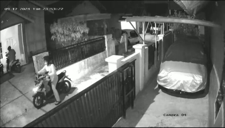 Terekam CCTV, Dua Sejoli Gasak Motor dengan di Lorong Muhajirin III Palembang