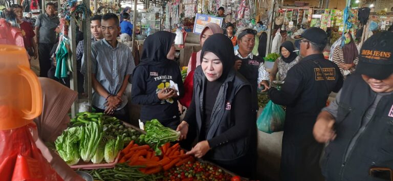 Grebek Pasar Kebun Bunga, Cawako Fitrianti Agustinda Dengarkan Keluhan Pedagang Sepinya Pembeli