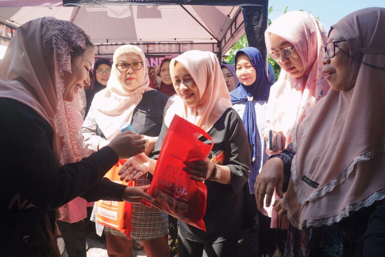 Selain Tebus Murah, Fitrianti Nandriani Ajak Masyarakat Palembang Belanja di Pasar Tradisional