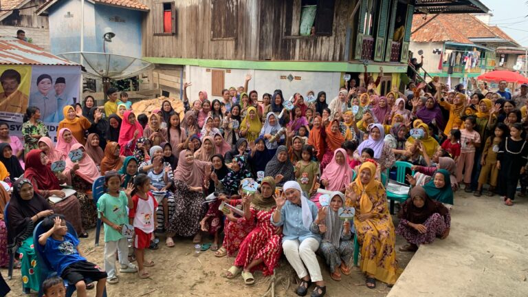 Emak-emak Desa Rantau Panjang Terkenang dengan Lucianty