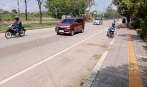 Gagal Menyalip, Pemotor Tewas Dilindas Truk di Jalan Bypass