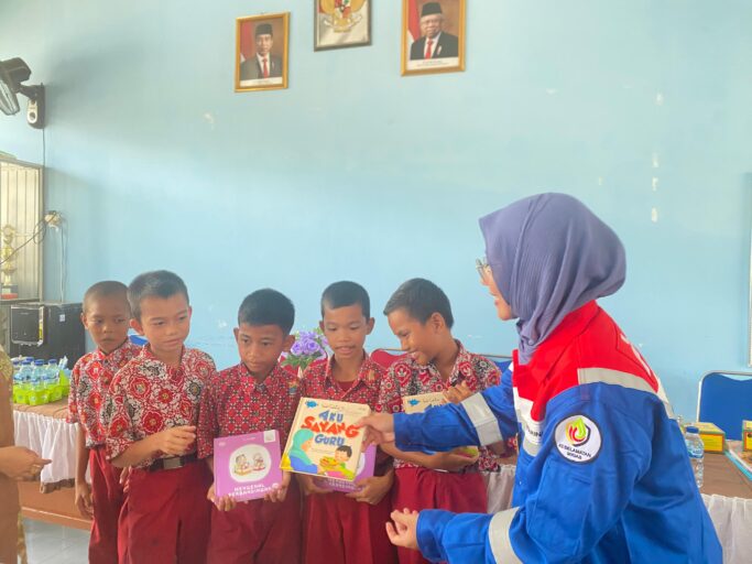 Dukung Pendidikan Inklusif, Pertamina Salurkan Bantuan 300 Buku Bacaan untuk SDN 125 Palembang