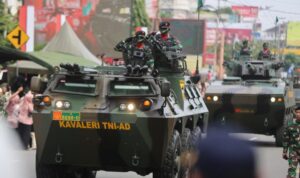 Hadiri HUT ke-79 TNI, Elen Setiadi Saksikan Parade dan Defile TNI Bersama Masyarakat