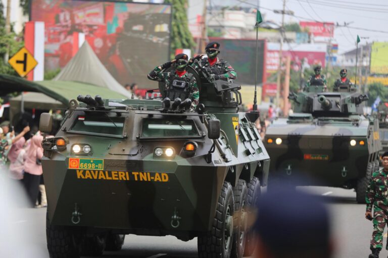 Hadiri HUT ke-79 TNI, Elen Setiadi Saksikan Parade dan Defile TNI Bersama Masyarakat