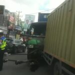 Truk Kontainer Hantam Tiang Listrik di Jalan MP Mangkunegara Palembang