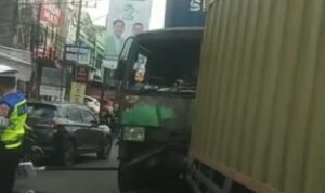 Truk Kontainer Hantam Tiang Listrik di Jalan MP Mangkunegara Palembang