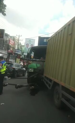 Truk Kontainer Hantam Tiang Listrik di Jalan MP Mangkunegara Palembang