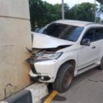 Pajero Putih Ringsek Usai Hantam Tiang LRT Depan Pasar Cinde