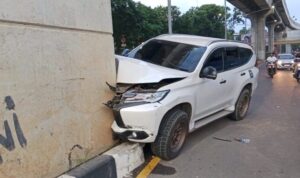 Pajero Putih Ringsek Usai Hantam Tiang LRT Depan Pasar Cinde