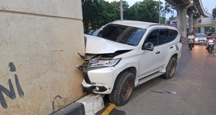 Pajero Putih Ringsek Usai Hantam Tiang LRT Depan Pasar Cinde