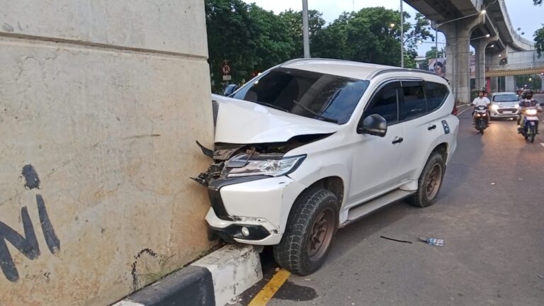 Pajero Putih Ringsek Usai Hantam Tiang LRT Depan Pasar Cinde