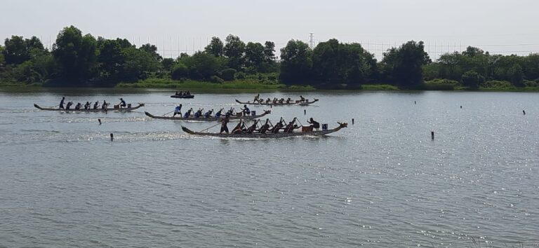 Atraksi Flypass Hingga Terjun Payung Meriahkan Lomba Dayung Perahu Naga di JSC