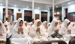 Melza Elen Setiadi Bersama Pegawai dan Staf Biro Setda Hadiri Pengajian Rutin di Griya Agung