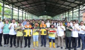 Serahkan Perlengkapan Kerja Bagi Petugas Kebersihan DLH, Pj Walikota Palembang Harapkan Kesehatan Pekerja Terjaga