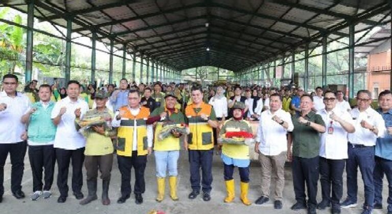 Serahkan Perlengkapan Kerja Bagi Petugas Kebersihan DLH, Pj Walikota Palembang Harapkan Kesehatan Pekerja Terjaga