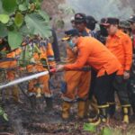 Pj Bupati Banyuasin Turun Langsung Padamkan Kebakaran Di Kenten Laut