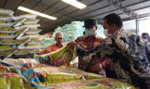 Pastikan Stok Beras, Pj Bupati Banyuasin Tinjau Gudang Pabrik Pangan Beras Buyung Gasing