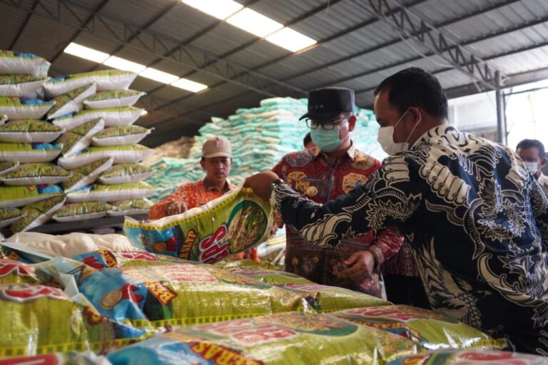 Pastikan Stok Beras, Pj Bupati Banyuasin Tinjau Gudang Pabrik Pangan Beras Buyung Gasing