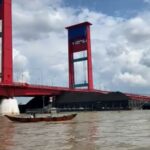 Tongkang Muatan Batubara Tersangkut Dibawah Jembatan Ampera