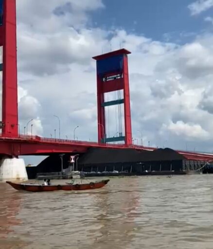 Tongkang Muatan Batubara Tersangkut Dibawah Jembatan Ampera